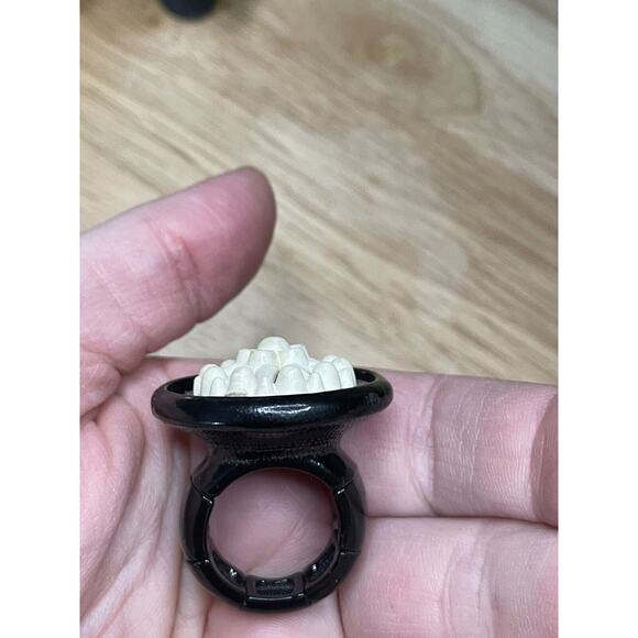 carved Bakelite Vtg Ring white compass rose on black chunky segmented stretchy - Picture 6 of 7